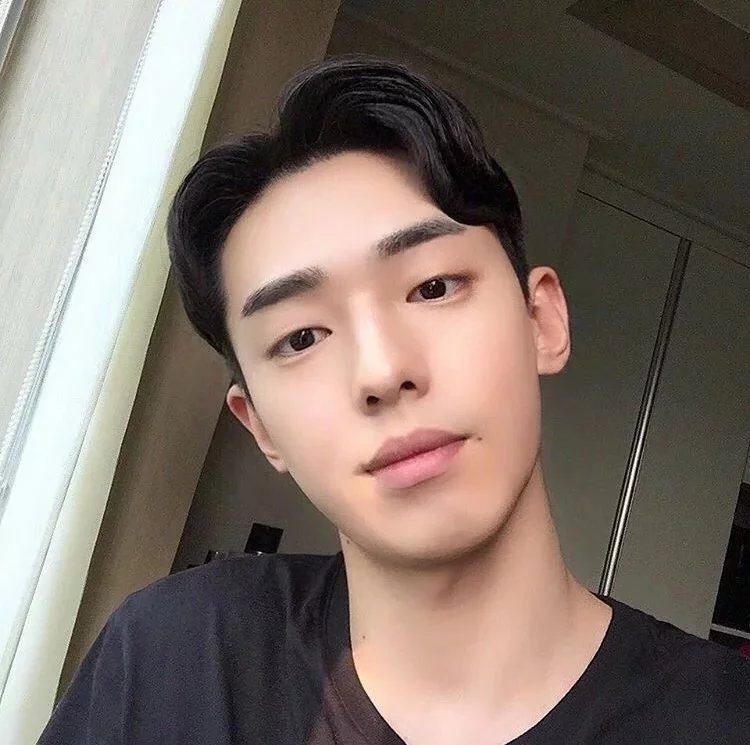 罗心邦薇
